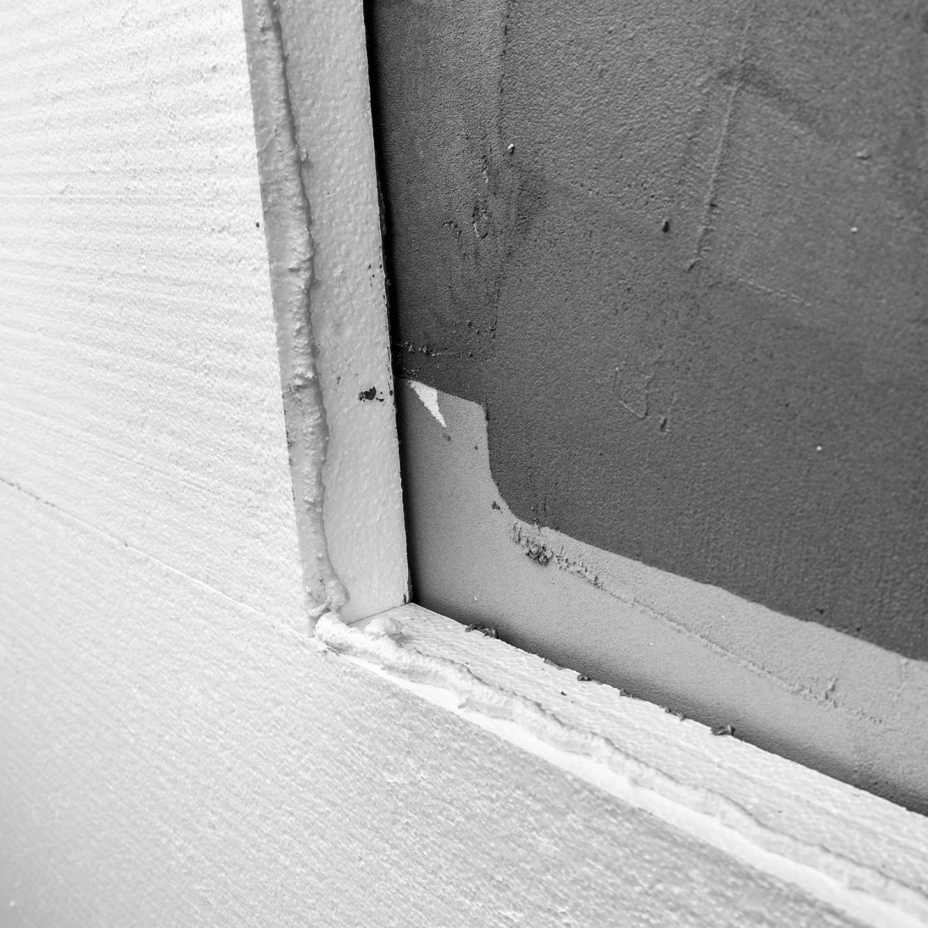 Verklebung von Dämmung an einer Wand Nahaufnahme einer Verklemmung von Dämmung einer Wand