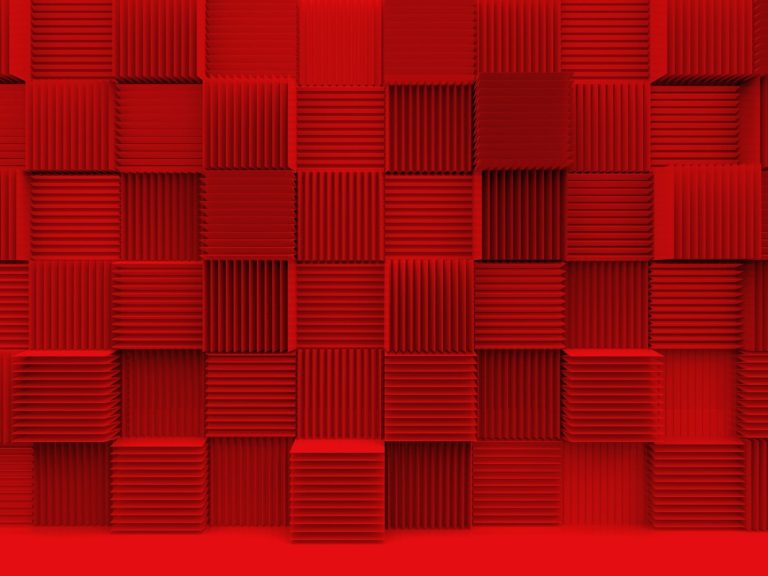 Roter Hintergrund mit übereinander gestapelten quadratischen Blöcken in verschiedenen Größen.