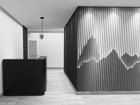 Empfang mit Akzentwand Moderne Empfangshalle mit strukturierten Wänden und Holzverkleidung.