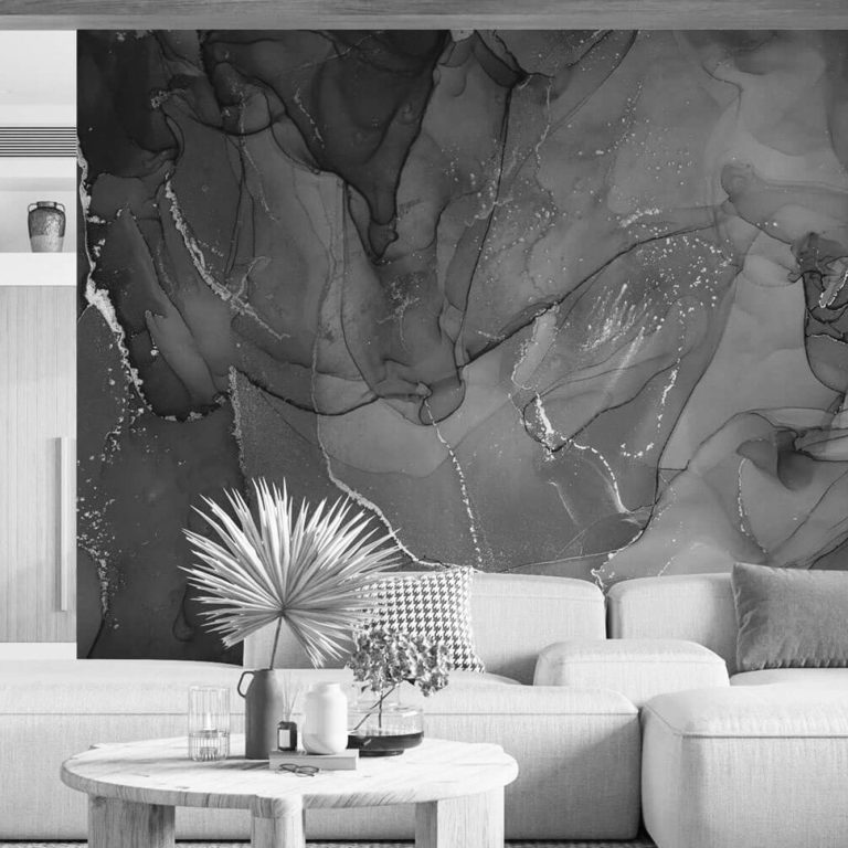 Akzentwand Wohnzimmer Abstrakte Schwarz-Weiß-Wandgestaltung mit fließenden Formen. Couch und Pflanzen im Vordergrund.