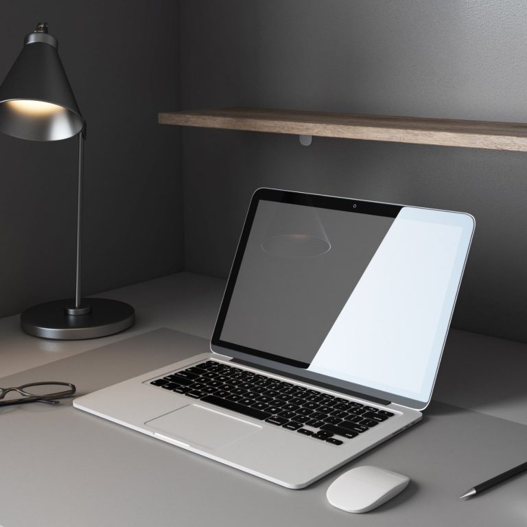 Schreibtisch mit Laptop Ein Schreibtisch mit einem Laptop, einer Lampe, einer Ablage und einem Stift.