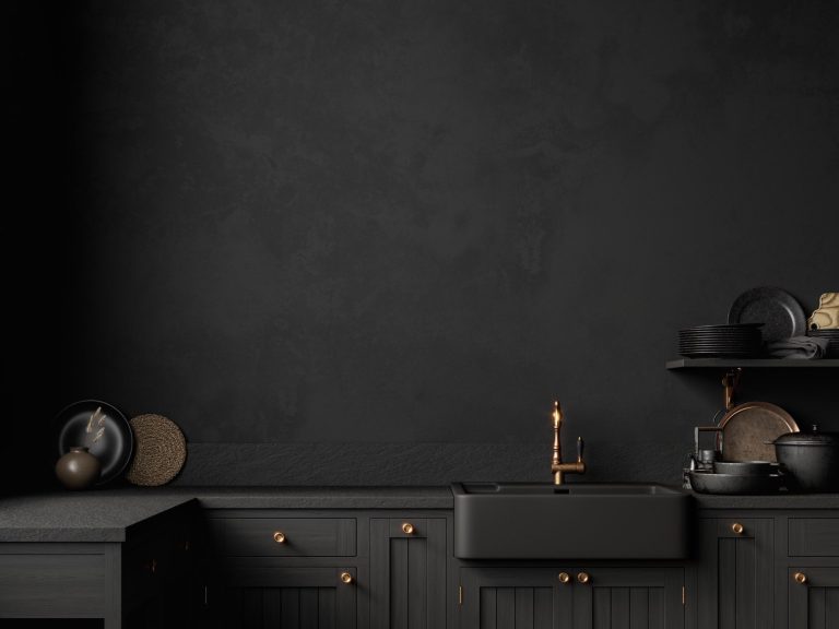 Moderne Küche mit schwarzem Wanddesign Moderne Küche mit schwarzem Wanddesign und goldenen Akzenten, eleganten Utensilien und Geschirr.