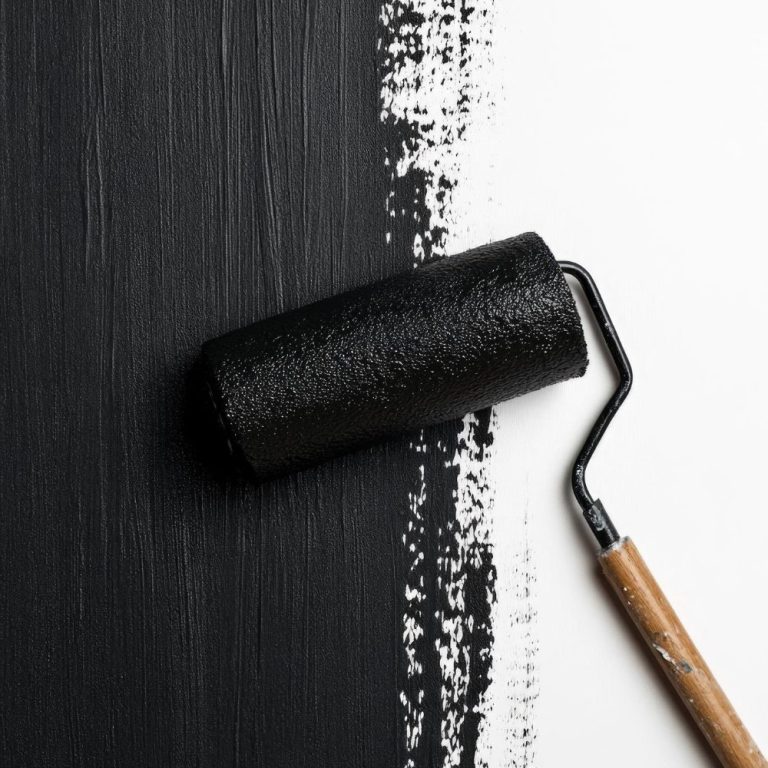 Schwarze Farbrolle Schwarze Farbrolle auf schwarz-weiß gestrichener Wand.