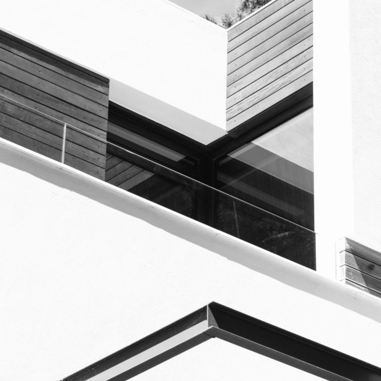 Modernes Haus mit hochwertiger Dämmung Moderne Architektur mit weißen Wänden und großen Fenstern.