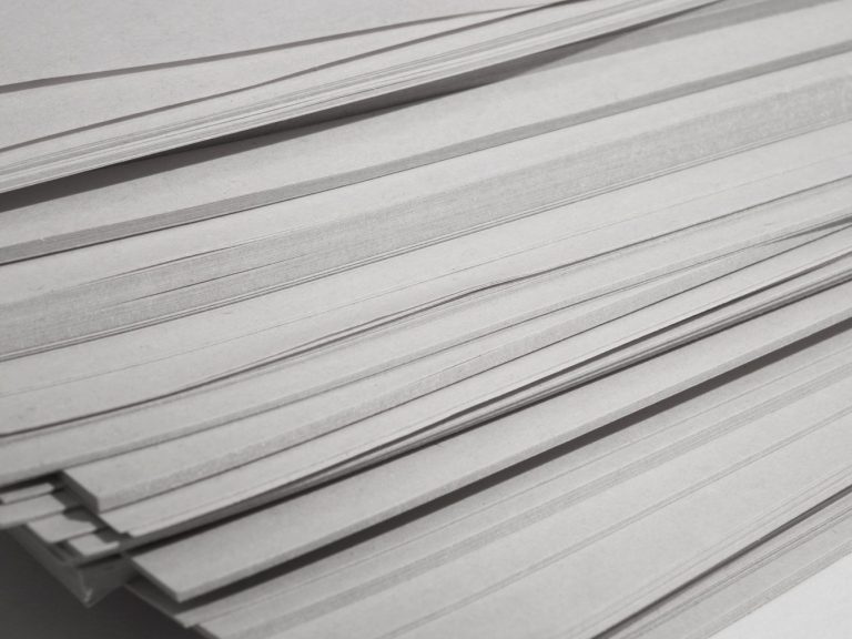 Gestapelte, weiße Leisten in schräger Ansicht.