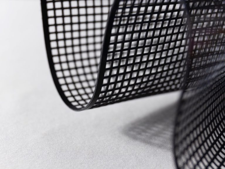 Gitterförmiges Material in Schwarz, das sich leicht wölbt.