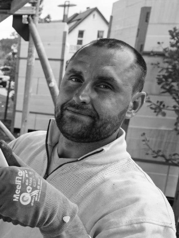 Brian Krüger bei Dämmarbeiten Brian Krüger bei Dämmarbeiten