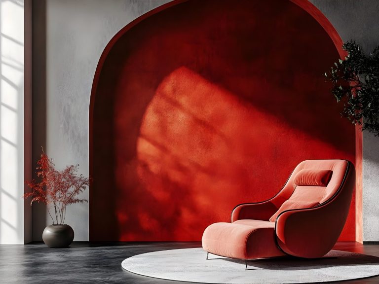 Modernes Wohnzimmer mit rotem Akzent Moderne, rote Wand mit einem eleganten, orangefarbenen Sessel und dekorativen Pflanzen.