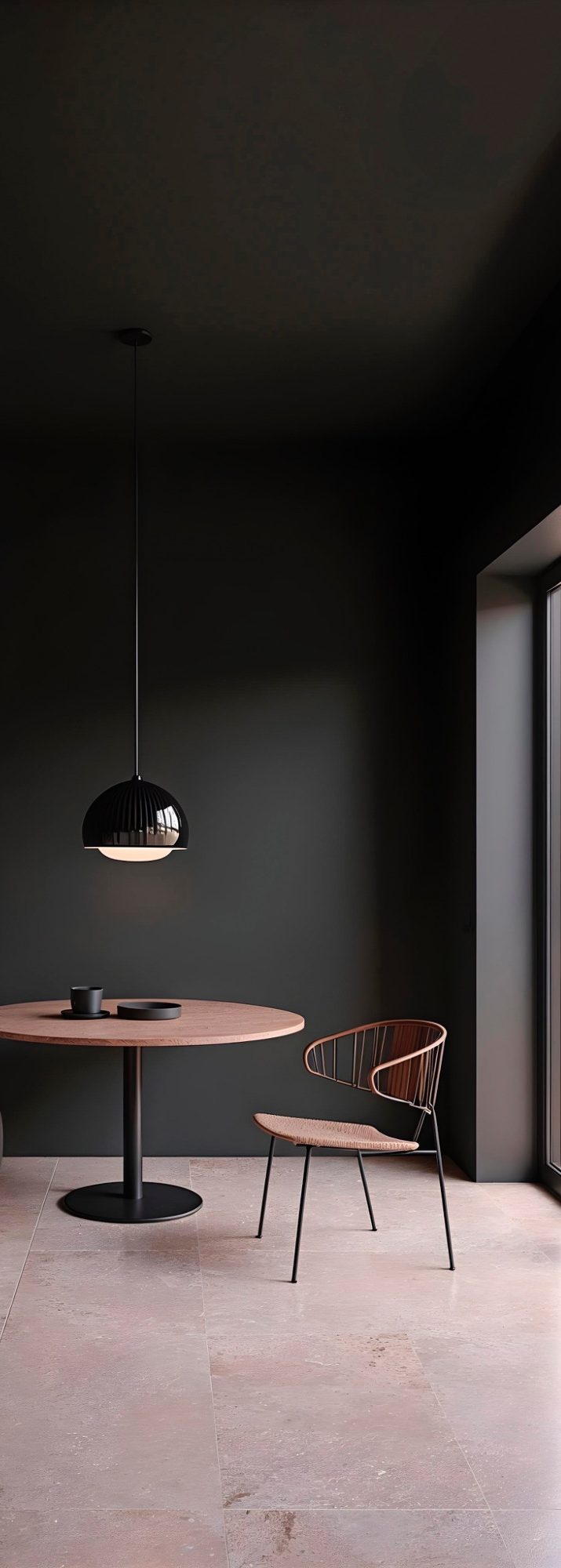 minimalistischer Raum mit Tisch Ein minimalistischer Raum mit Tisch, Stuhl und einer hängenden Lampe.